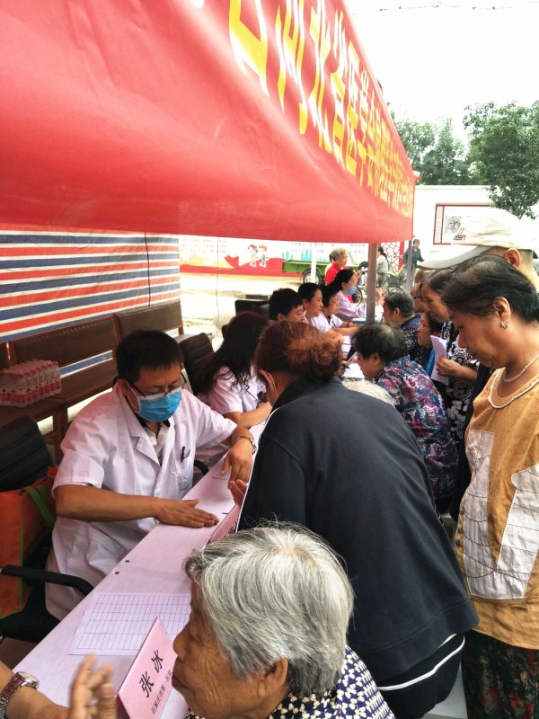温暖义诊活动 免费为居民送健